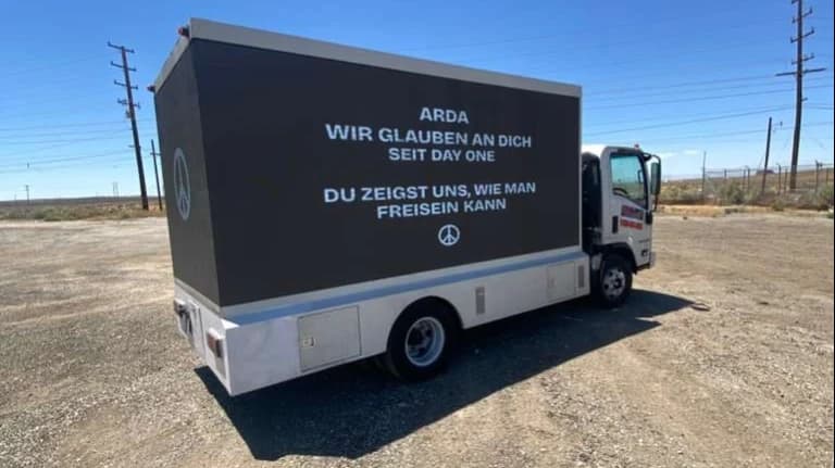 Freisein überrascht Arda Saatci mit Motivations-Truck bei 600KM-Lauf